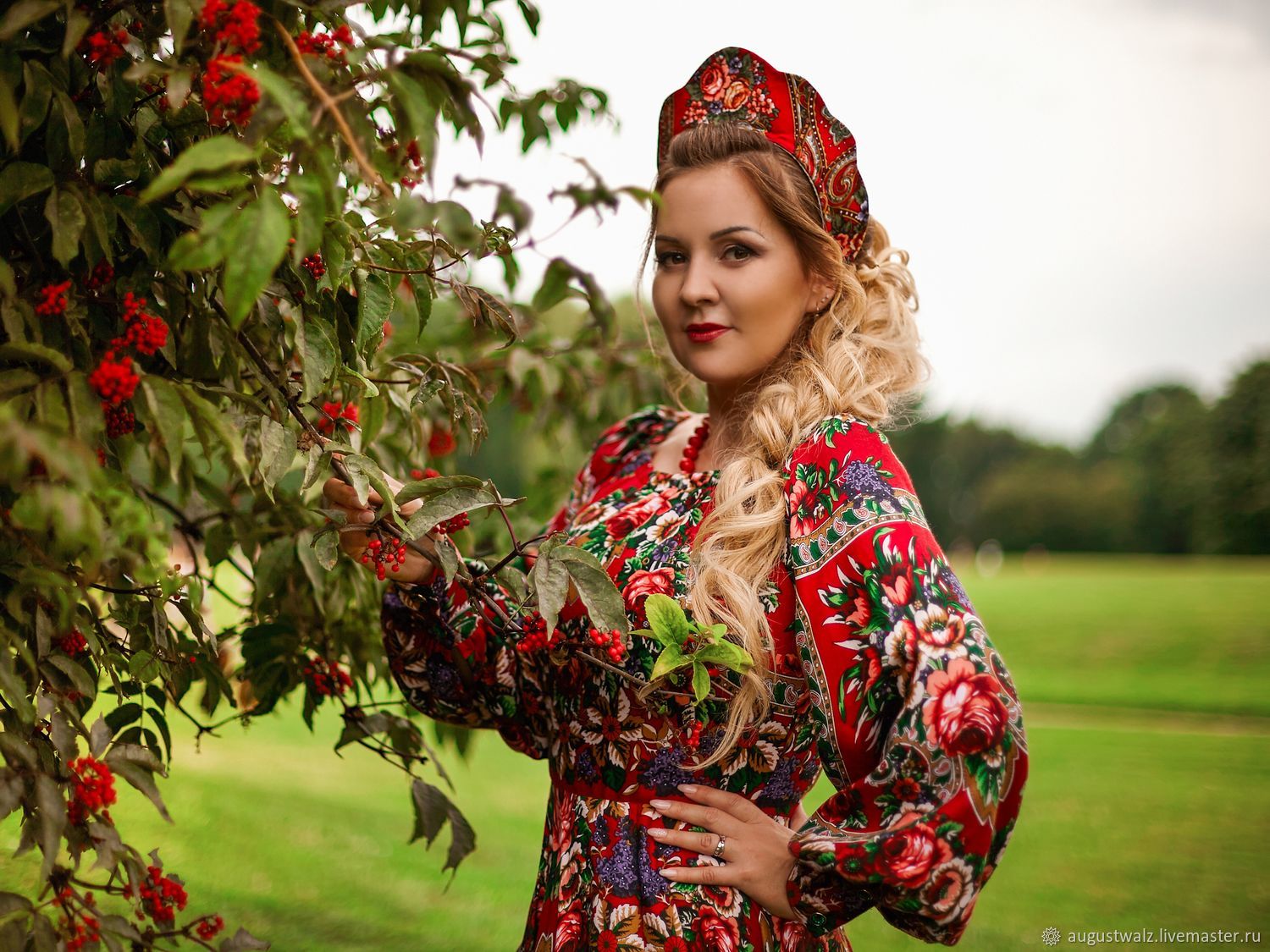 Women in Slavic costumes in Male