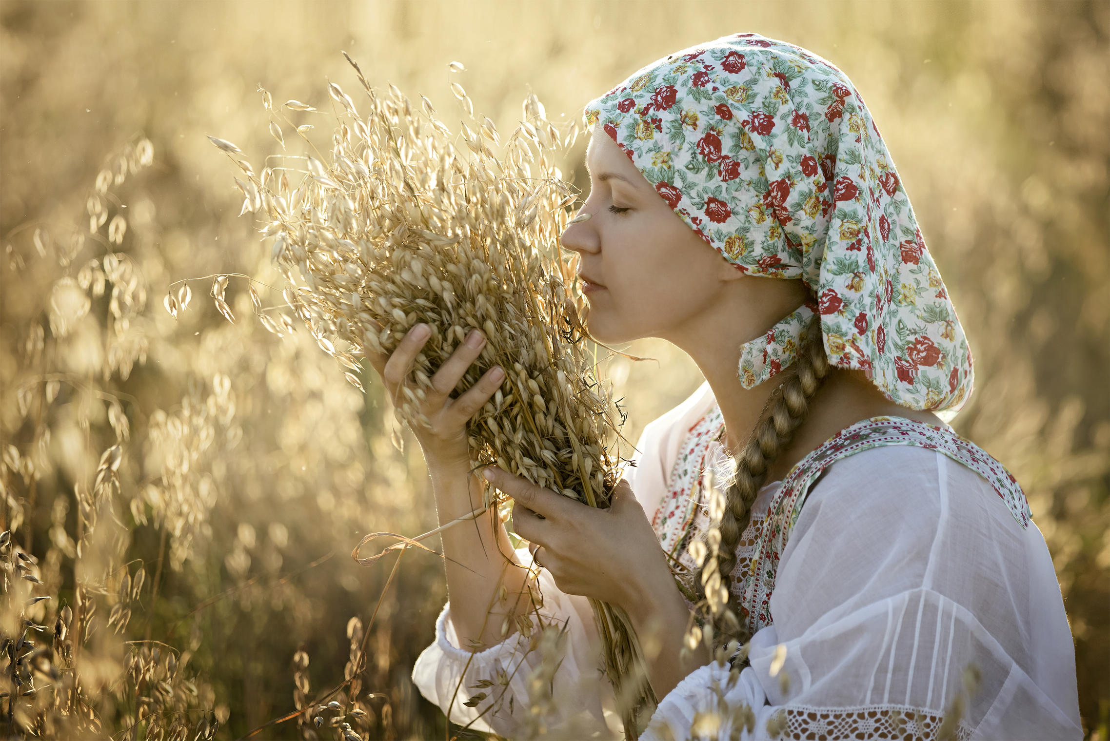 Photo Women in Slavic costumes in Male